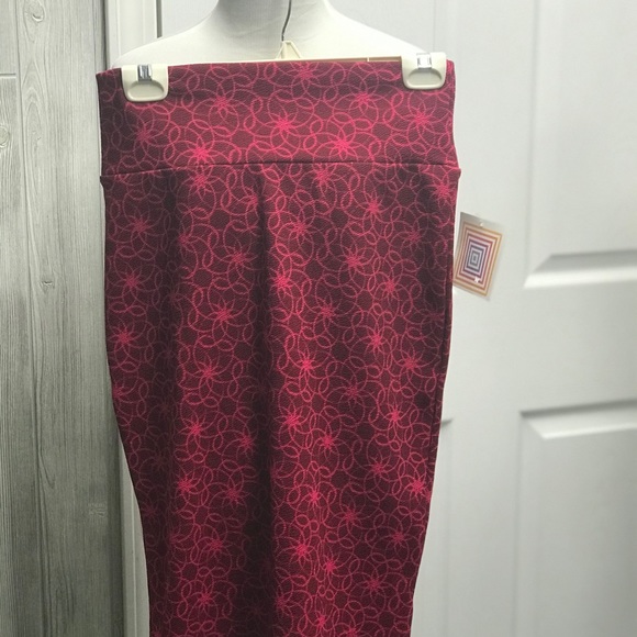 LuLaRoe New Small Burgundy & Pink Swirl Cassie Skirt NWT - Picture 4 of 8